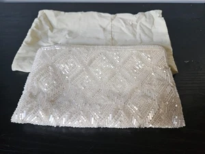 Pochette pochette vintage La Regale fatta a mano con perline bianche  - Foto 1 di 7
