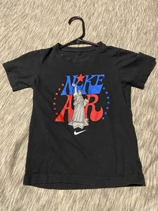 The Nike Tee Boys Size 7 Nike Air Statue Of Liberty Short Sleeve Black T-Shirt - Picture 1 of 2