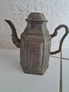 Kleine Zinn-Teekanne mit chinesischen Motiven und Schriftzeichen, H 16 cm - Bild 1 von 3