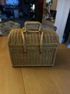 Deckelkorb-Picknick-Flechtkorb,32 L x 21 B & 25 cm H ,Rattan,sehr stabil,tragbar - Bild 1 von 10
