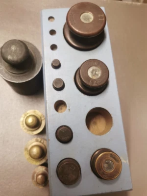 Ancienne Boite de poids laiton pour balance (incomplète) - Photo 1/3