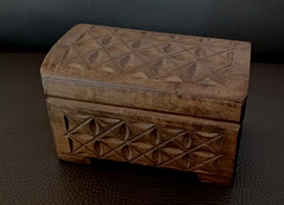 Kleines Holzkästchen, Schmuckkästchen mit Schnitzerei Intarsien 12 x 8 cm - Bild 1 von 4