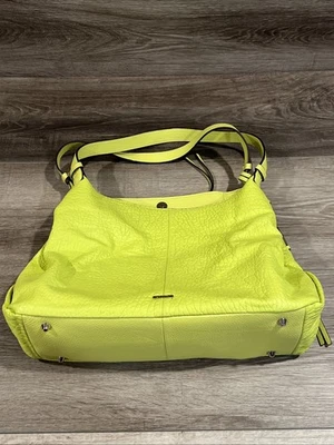 Сумочка кожаная Vince Camuto - лаймово-зеленая - шагреневая - Изображение 1 из 4