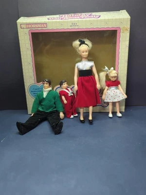 Винтажный набор миниатюрных кукол 1988 Horsman «Holiday Doll House Family» 4 позы - Изображение 1 из 4