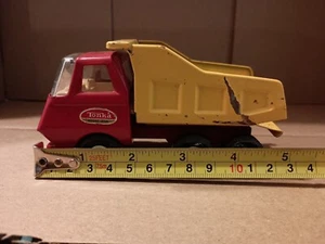 TONKA YELLOW RED DUMP TRUCK DIECAST METAL VINTAGE 6 WHEELS BED LIFT 5" 70s 80s - Picture 1 of 12