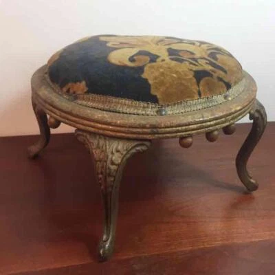 Antiguo tapiz victoriano delicado palo y bola de madera patas de hierro fundido taburete de pie Foto 1 de 4