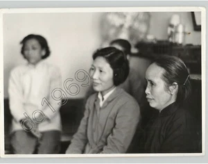LIANG JUNG-MEI y familia @ Pin Chiang New Village, China, de colección Foto de prensa 1973 - Imagen 1 de 2