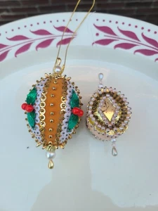 2 bolas de satén vintage cuentas lentejuelas adorno de Navidad borla kitschy MCM 1960s - Imagen 1 de 10