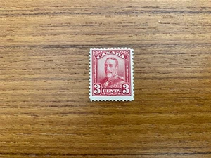 Canada Stamp - 1928 3-cent KING GEORGE V 'SCROLL' ISSUE Mint - Foto 1 di 2