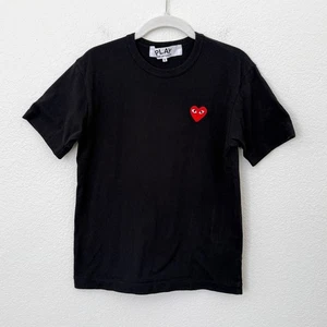Camiseta de manga corta PLAY Comme des Garcons talla pequeña negra con logotipo de corazón cuello redondo - Imagen 1 de 10