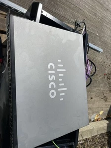 Commutateur réseau géré Cisco SG300-52P 52 ports Gigabit Poe - Photo 1/3