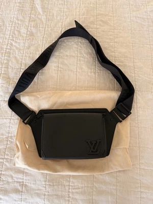 Bolsa tiracolo Louis Vuitton preta masculina - Imagem 1 de 4