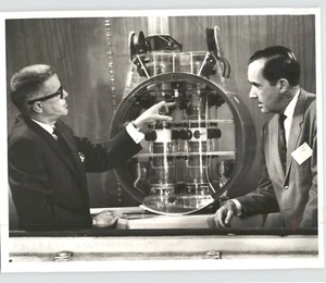 CBS Reporter Edward Murrow POLARIS MISSILE Tech VINTAGE 1960 Press Photo - Picture 1 of 2