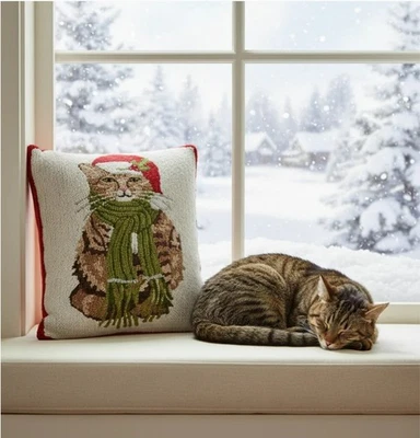 Gato festivo de vacaciones europeas con bufanda verde gancho almohada con inserto, 14" x 20" Foto 1 de 4