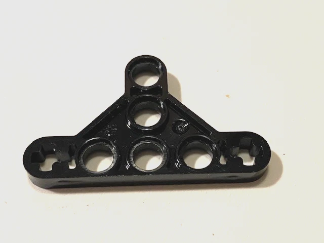 Piezas LEGO Technic: triángulo brazo elevador, delgado, parte # 2905, negro Foto 1 de 1