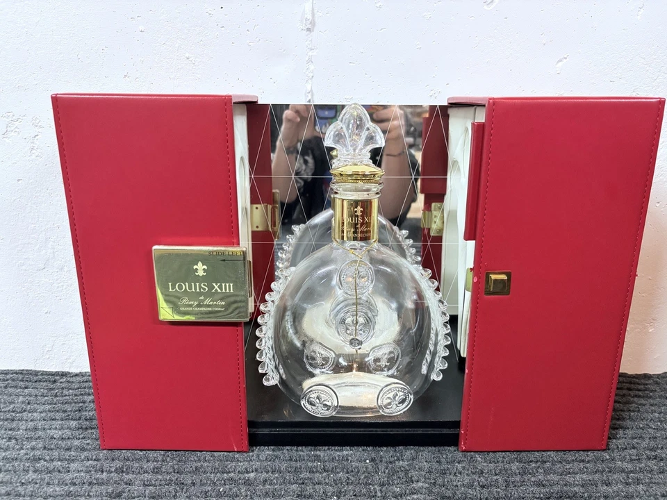Пустая бутылка Remy Martin Louis Xlll, 750 мл, с коробкой, бакарат сверху - Изображение 1 из 4