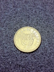 COLOMBIA 20 PESOS  1990  Cir. COIN   #  29 - Picture 1 of 2