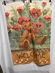 Oso de peluche grande de bienvenida Toland con bandera de patio de amapolas 34,5" x 24,5" usado en excelente estado - Imagen 1 de 3