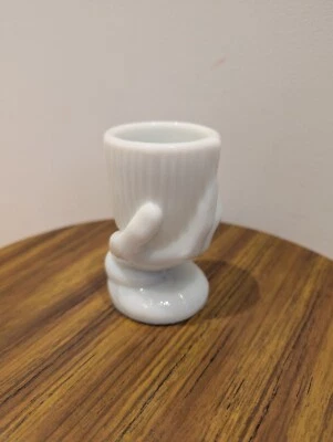 Pyrogène, porte cure-dents opaline blanche  Main tenant un récipient, Portieux - Photo 1/4