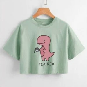 NUEVO SIN ETIQUETAS SHEIN Camiseta Recortada Verde Tea-Rex Estampado Gráfico Talla Mediana - Imagen 1 de 5