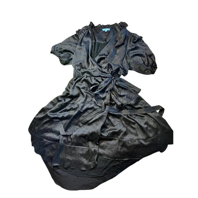 Vestido midi envolvente con volantes a lunares negros XXL Draper James RSVP Foto 1 de 3