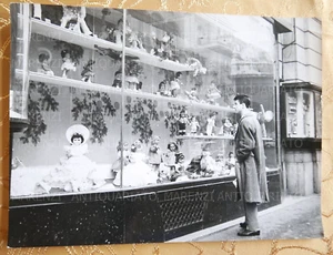 24X18 FOTO VINTAGE FOTOGRAFIA VECCHIA NEGOZIO DI GIOCATTOLI D'EPOCA BAMBOLE ROMA - Foto 1 di 2