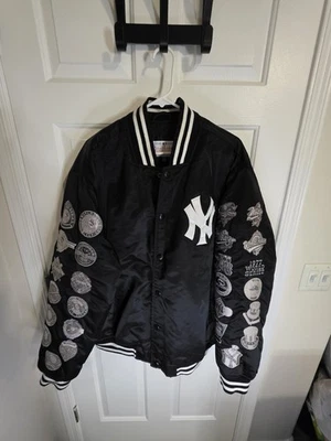 ¡Dañado! Chaqueta bomber satinada campeones de la Serie Mundial de los Yankees de Nueva York con parches Foto 1 de 4