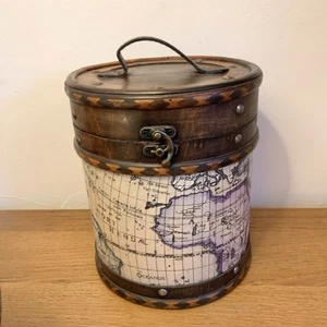 Caja de almacenamiento vintage con forma de barril de madera tambor de vino diseño de mapa decorativo - Imagen 1 de 6