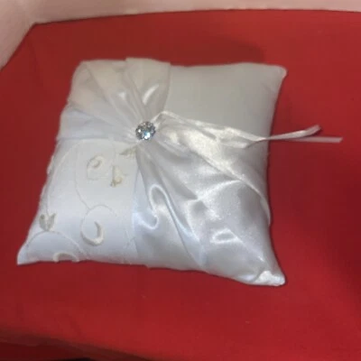 Almohada de un anillo blanca Lillian Rose 7,25 pulgadas x 7,25 pulgadas cinta de boda cristales   Foto 1 de 4