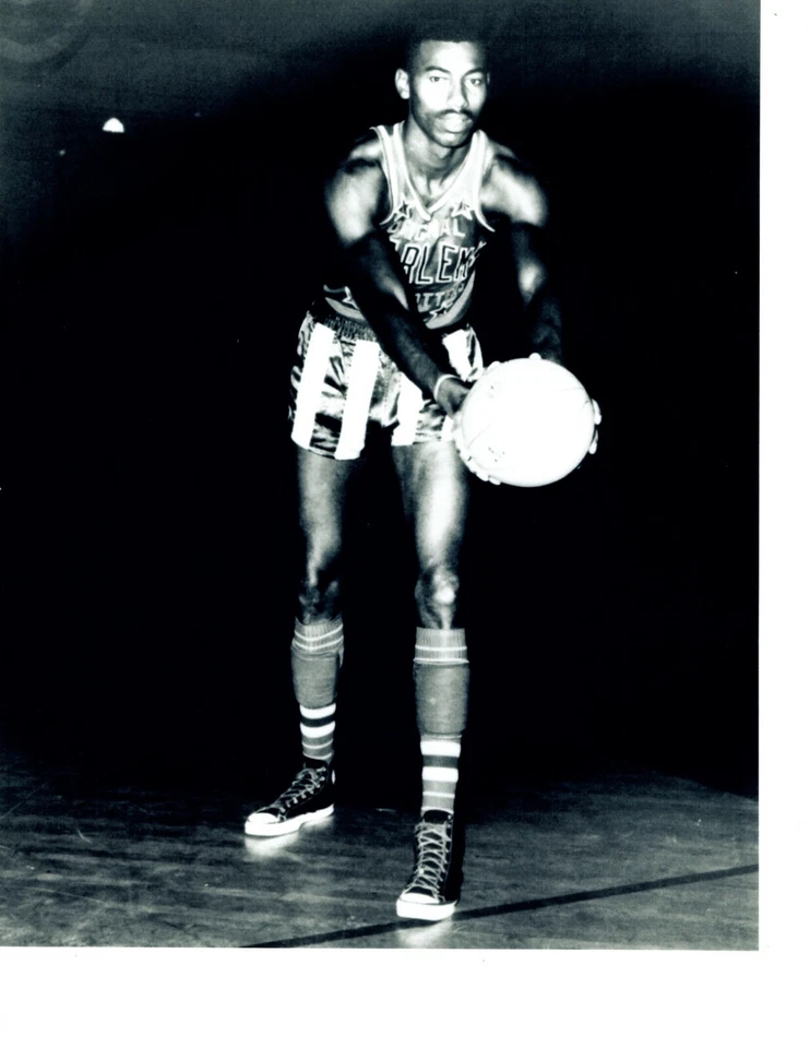 哈雷姆·环球手队 8 X 10 照片 WILT CHAMBERLAIN NBA 篮球名人堂湖人 — 第 1/1 张图片