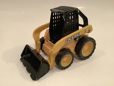 TOMY JOHN DEERE SKID STEER LOADER 1:32 SCALE FARM TOY - Image 1 of 4