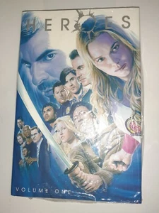 DC Heroes Vol 1 Hardcover 9.8 Sealed FREE SHIPPING - Imagen 1 de 3