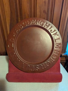 Vintage Pressdose Metall erhaben Alphabet ABC Buchstaben rustikal Bauernhaus Teller x7 - Bild 1 von 13