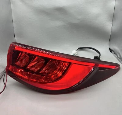 Lámpara de luz trasera lateral derecha Infiniti QX30 2017-2019 montada en cuarto de panel LEER Foto 1 de 4