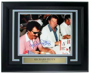 Richard Petty NASCAR Signed/Autographed 8x10 Photo Framed JSA 154403 - Imagen 1 de 4