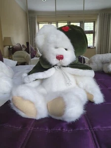 Kristall Eisbär mit olivgrünem Weihnachtsumhang und Mütze. - Bild 1 von 2