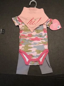 JUEGO DE BODY DE 3 PIEZAS CAMUFLADO ROSA BEBÉ NIÑA 3-6 MESES PEQUEÑOS COMIENZOS - Imagen 1 de 3