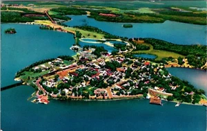 Tarjeta postal vintage de Minocqua Wisconsin vista aérea de la ciudad de la isla 1967 27217 - Imagen 1 de 2