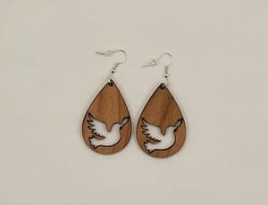 Peace Dove Laser Cut Ohrringe aus Erlenholz, Hakenstil, satiniert - Bild 1 von 1