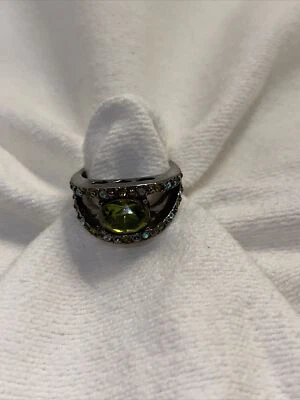 Anillo de bisutería Lane Bryant - Banda de color plata y piedra verde - Brillante Foto 1 de 4