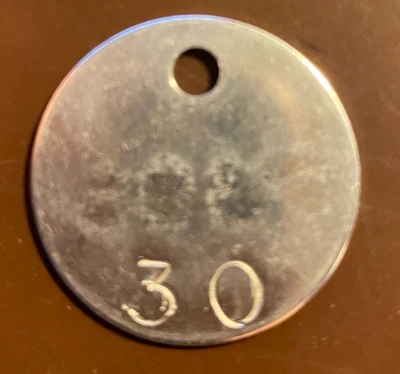 Llavero/ficha numerada de metal inoxidable con etiqueta #30 y #5395 Foto 1 de 2