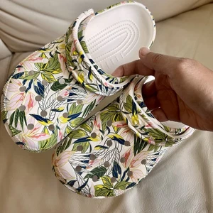 Crocs Unisex-Adult Classic Vera Bradley Floral Patterned Clog Size 6W 4M - Picture 1 of 6