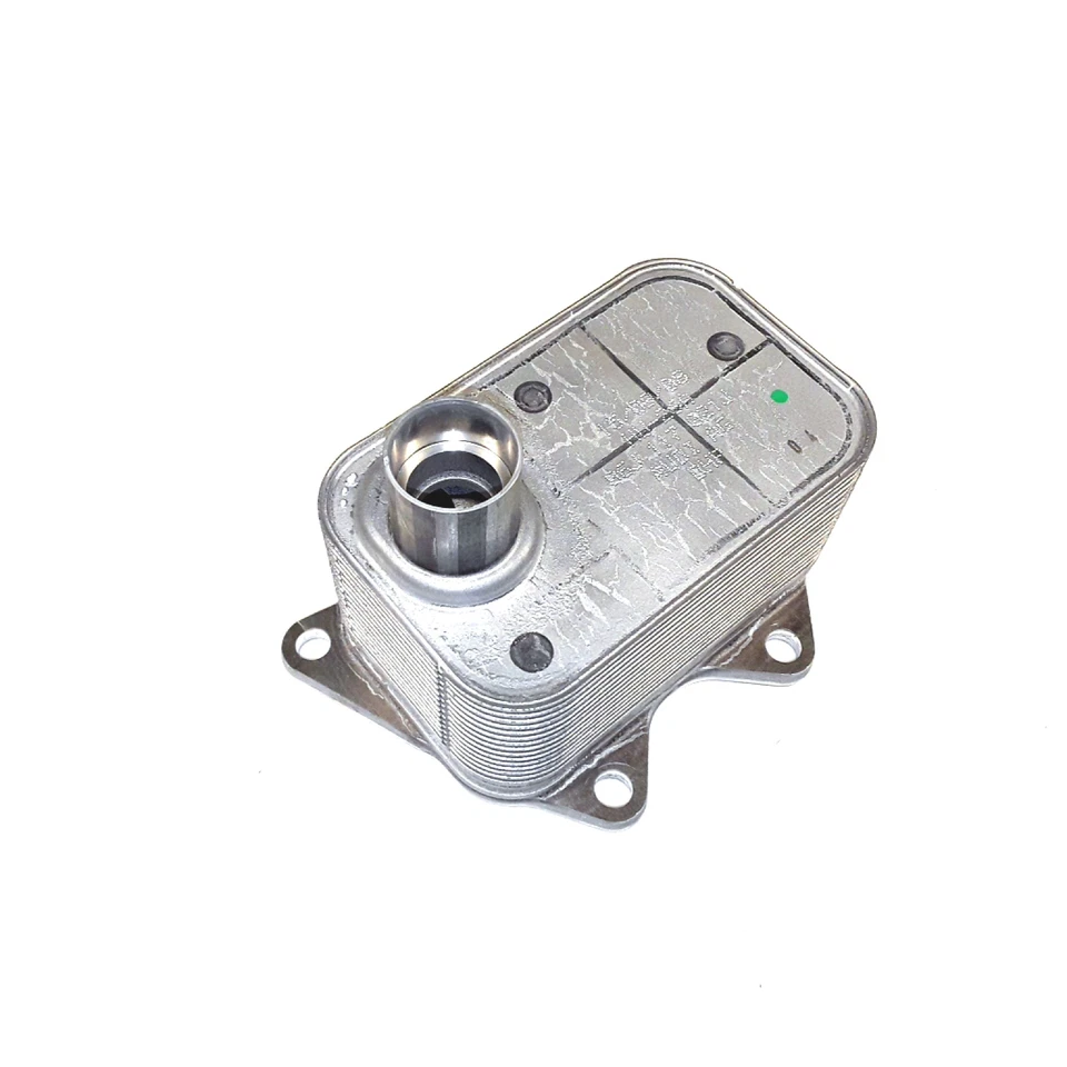 Enfriador de aceite Volkswagen Tiguan, Beetle, Rabbit, Passat pieza OEM #06J-117-021-Q Foto 1 de 2