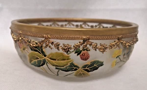 Tolle Schale aus emailliertem Eisglas und Messingrand mit Erdbeerdekor - Bild 1 von 8