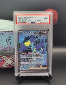 Iron Crown Ex - 158/131 - #158 - SIR - Prismatic Evolutions - PSA 9 - Imagen 1 de 3