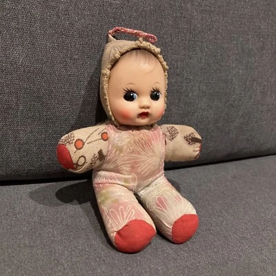 Ancienne petite poupée de chiffon pouet à suspendre Vintage Bella ? - Photo 1/4