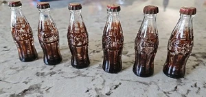 "Juego de seis botellas vintage en miniatura de Coca-Cola con tapas metálicas de 2,5""" - Imagen 1 de 7