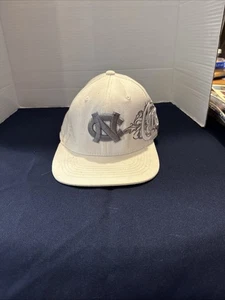 North Carolina Tar Heels eng anliegende Mütze Kappe weiß grau bestickt One Fit - Bild 1 von 13