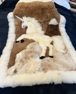 Vintage Peruanischer 100% Alpaka Fell Wandbehang Einhorn Relief Design 48x30 Handarbeit - Bild 1 von 24