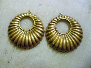 Aros pendientes de latón estampados centrales acanalados vintage, 1 bucle, 40 mm, 1 par - Imagen 1 de 5